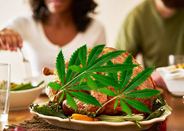 Cannabis Company의 추수감사절 경품 행사를 위해 무료 칠면조와 따뜻한 식사 제공